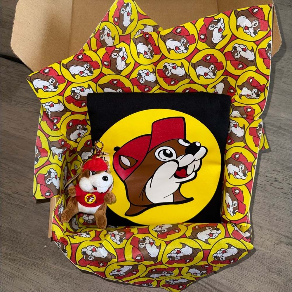 Buc-ee's Logo T-Shirt + Keychain Bundle - Graphic T-Shirt Gift Set